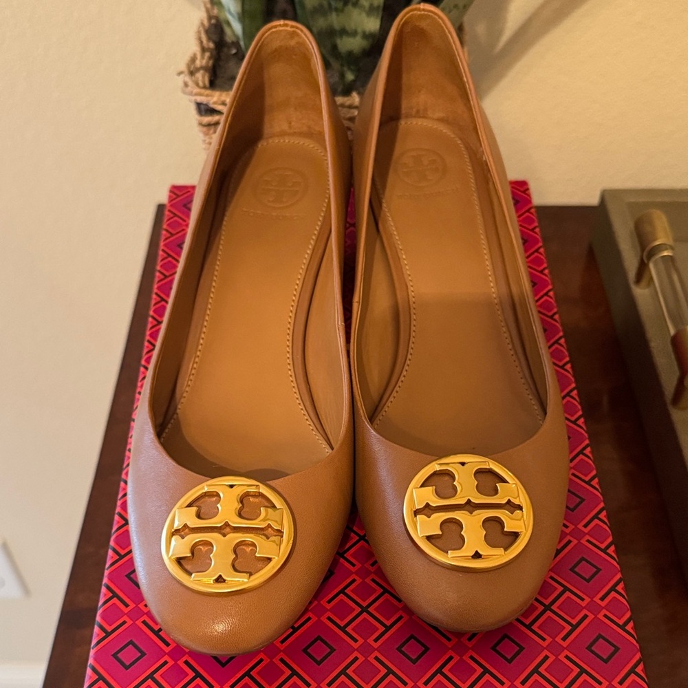 Tory Burch Tan Pump with Gold Logo